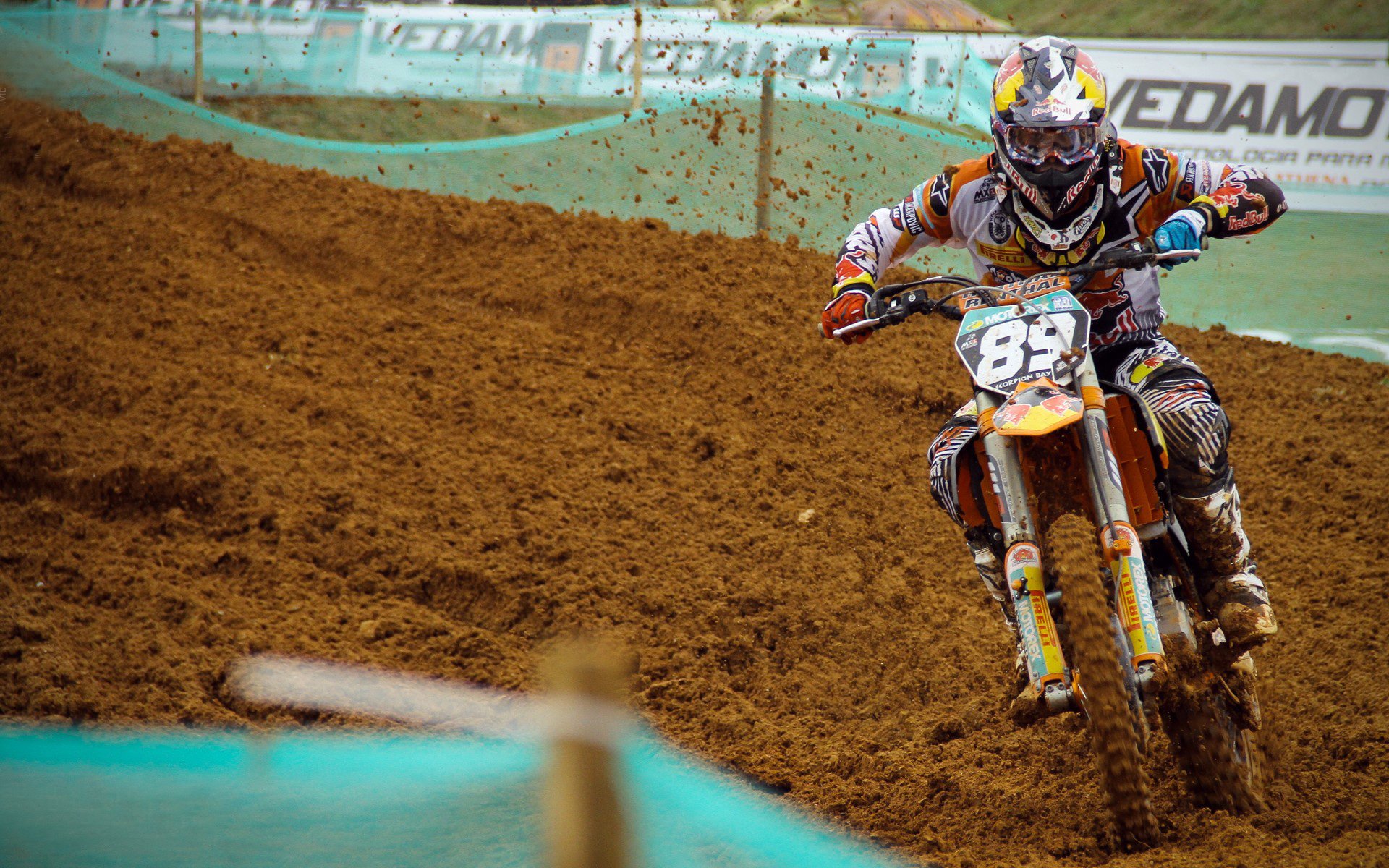 比赛过程中球队教练的调度成为关注焦点，在比赛中,教练员会根据现场比赛的变化